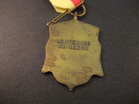 Nijmeegse wandelsportvereniging N.V.W. lentemars wandelen (2)